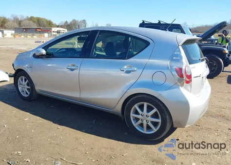 2013 Toyota Prius C Four z USA, uszkodzony, nr VIN JTDKDTB35D1053850